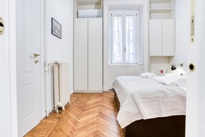 2 habitaciones y tabla de planchar con plancha 