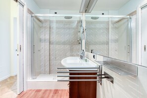 Dusche, kostenlose Toilettenartikel, Haartrockner, Bidet