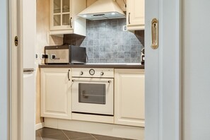 Refrigerador, microondas, tostadora y condimentos 