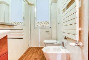 Bruser, bidet, håndklæder, Shampoo