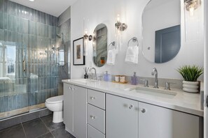 Shower, hair dryer, towels, shampoo - 2 Homes | 24 Guests | Rooftop Hot Tub Fire Pit (Nashville)