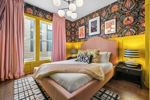 8 Schlafzimmer, Schreibtisch, Bügeleisen/Bügelbrett, Reisekinderbett
