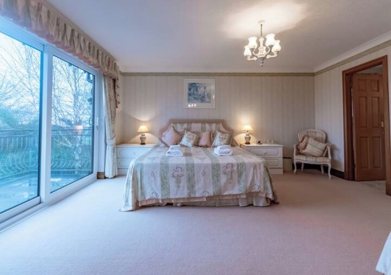 5 bedrooms, iron/ironing board, free WiFi, bed sheets