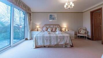 5 bedrooms, iron/ironing board, free WiFi, bed sheets