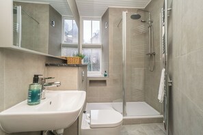 Shower, hair dryer, towels - Charming 2-Bed flat Steps from the Royal Mile - Pass the Keys (Edinburgh)