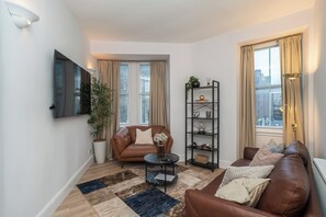TV, books - Charming 2-Bed flat Steps from the Royal Mile - Pass the Keys (Edinburgh)