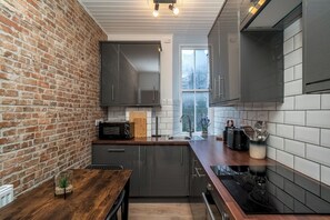 Fridge, microwave, oven, dishwasher - Charming 2-Bed flat Steps from the Royal Mile - Pass the Keys (Edinburgh)