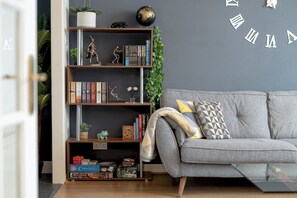 TV - Stylish 2-Bed Flat with Balcony Near Haymarket - Pass the Keys (Edinburgh)
