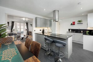 Interior - Stylish 2-Bed Flat with Balcony Near Haymarket - Pass the Keys (Edinburgh)