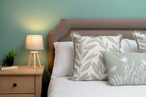 Iron/ironing board, free WiFi, bed sheets - Stylish 2-Bed Flat with Balcony Near Haymarket - Pass the Keys (Edinburgh)