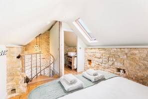 Free WiFi, bed sheets - Wold House | 18th century Cottage | Barn - Pass the Keys (Moreton-in-Marsh)