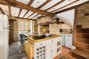 Fridge, microwave, oven, dishwasher - Wold House | 18th century Cottage | Barn - Pass the Keys (Moreton-in-Marsh)