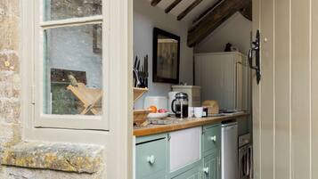 Kühlschrank, Ofen, Wasserkocher mit Kaffee-/Teezubehör, Toaster