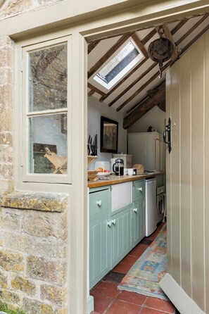 Fridge, oven, coffee/tea maker, toaster - Charming 2 Bedroom Cottage in Compton Abdale, Glos - Pass the Keys (Cheltenham)