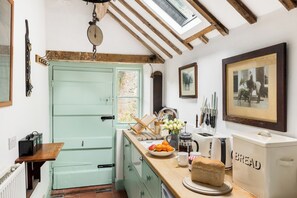 Réfrigérateur, four, cafetière/bouilloire, grille-pain