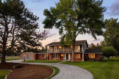 Boise Farmhouse Escape • Acreage, Comfort & Space.Spacious 5-bedroom house