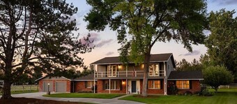 Boise Farmhouse Escape • Acreage, Comfort & Space.Spacious 5-bedroom house