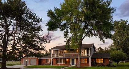 Boise Farmhouse Escape • Acreage, Comfort & Space.Spacious 5-bedroom house
