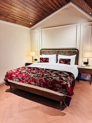 Deluxe Tek Büyük Yataklı Oda, Tepe Manzaralı | Ütü/ütü masası, ücretsiz kablosuz İnternet 