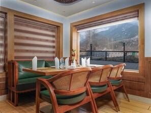 Restaurant - Q' Nest The Harmukh Hills Pahalgam (Anantnag)