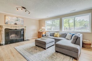 Smart TV - Roomy Broadmoor Home, D-12 School 4bed w/ multiple living areas, Mtn views. (Colorado Springs)