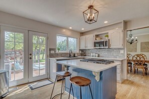 Fridge, microwave, oven, stovetop - Roomy Broadmoor Home, D-12 School 4bed w/ multiple living areas, Mtn views. (Colorado Springs)