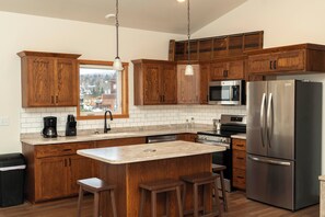 Een magnetron, een oven, een kookplaat, een vaatwasser