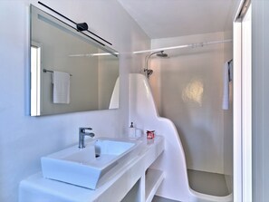 Shower, hair dryer, towels, soap - Villa Nif with private pool (Paros)