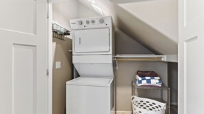 House (2 Bedrooms) | Interior - Tides & Timber by Avantstay Lakeside Retreat + Hot Tub + Kayaks + Paddleboard + Bikes Near Beach (Rockaway Beach)