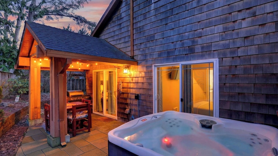 Tides & Timber by Avantstay Lakefront Retreat + Hot Tub + Kayaks + Paddleboard + Bikes Near Beach