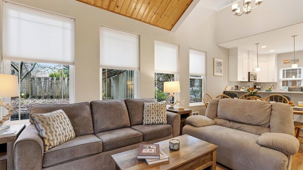 House (2 Bedrooms) | Interior - Tides & Timber by Avantstay Lakeside Retreat + Hot Tub + Kayaks + Paddleboard + Bikes Near Beach (Rockaway Beach)