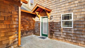 House (2 Bedrooms) | Interior - Tides & Timber by Avantstay Lakeside Retreat + Hot Tub + Kayaks + Paddleboard + Bikes Near Beach (Rockaway Beach)