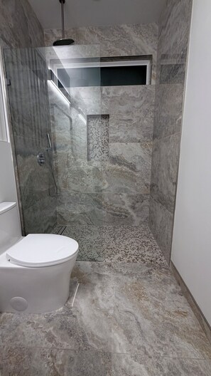 Douche, sèche-cheveux, serviettes fournies, savon