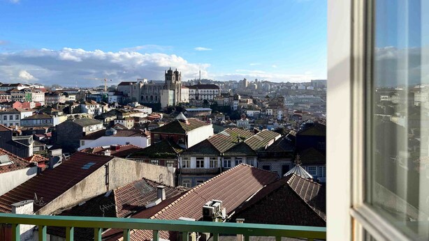 Un paisaje urbano con una iglesia destacada y varios edificios.