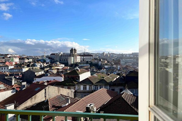 Un paisaje urbano con una iglesia destacada y varios edificios.