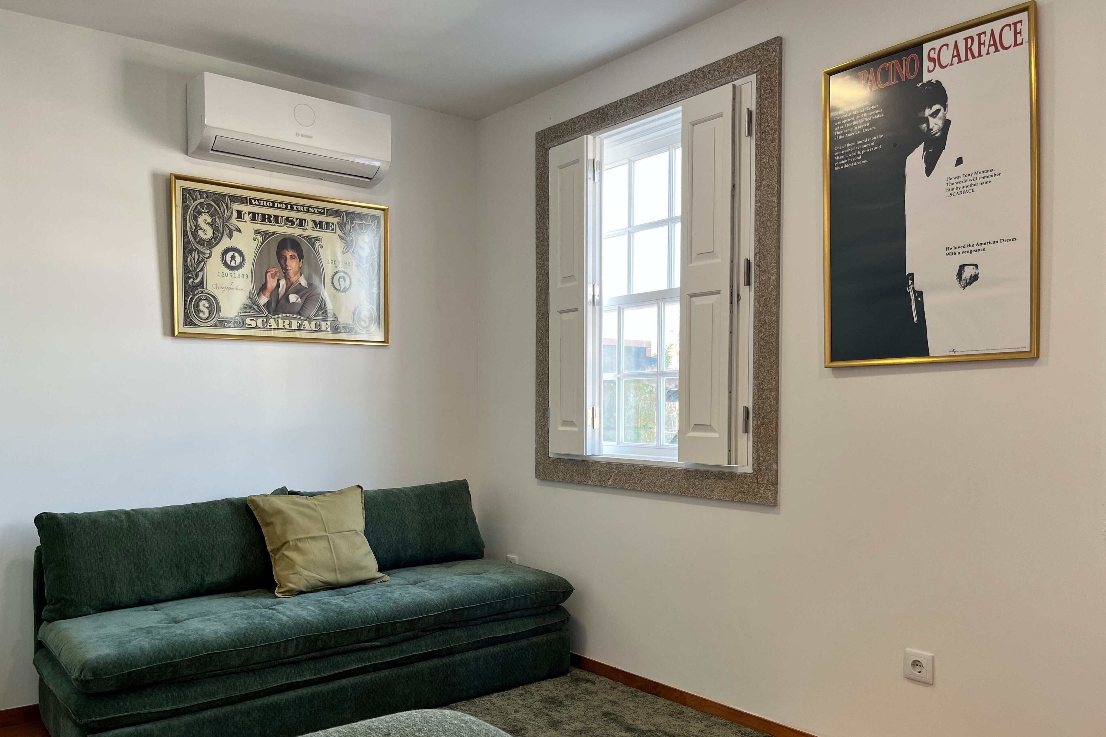 Habitación triple Deluxe, vista a la ciudad | Área de sala de estar