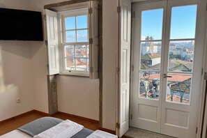 Deluxe Double Room, City View | Free WiFi - Clérigos Cinema Guesthouse (Porto)