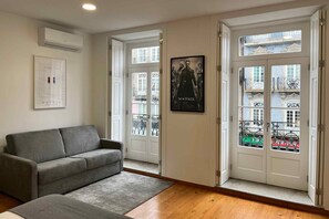 Family Room, City View | Living area - Clérigos Cinema Guesthouse (Porto)