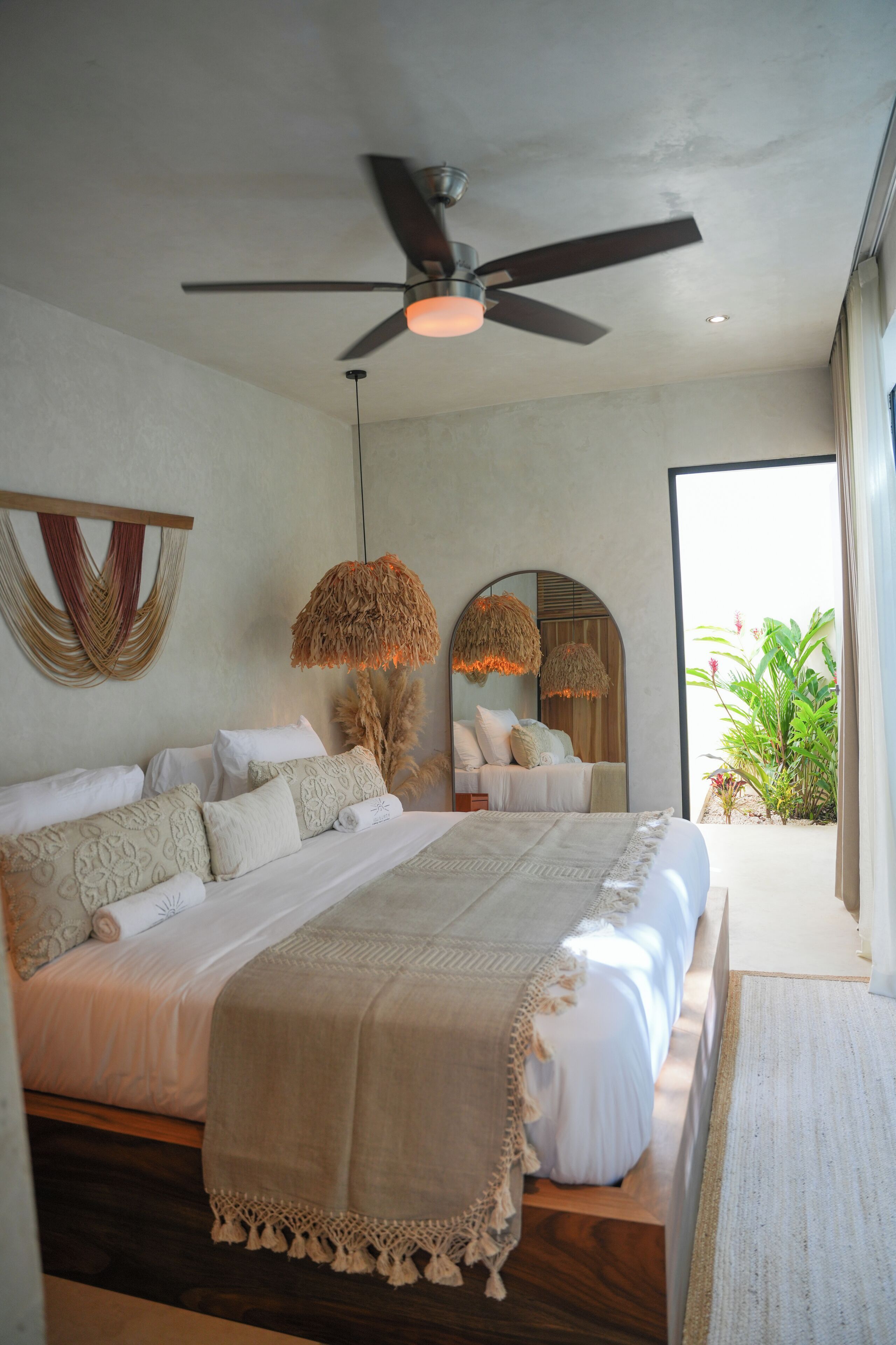2 habitaciones, tabla de planchar con plancha y cuna de viaje 