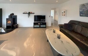 Een televisie en een open haard