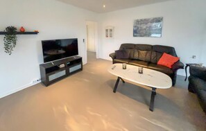 Een televisie en een open haard
