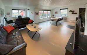 Een televisie en een open haard