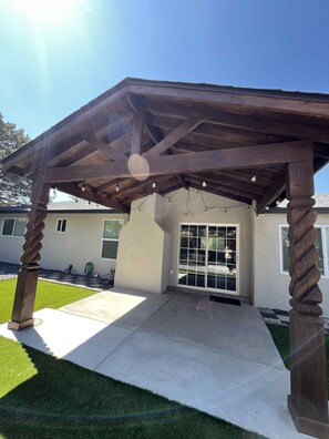 Terrace/patio - Cozy, Remodeled Home by Tramway, Park-Side, Huge Yard, Near I-40 (Albuquerque)