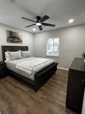 3 bedrooms, iron/ironing board, WiFi, bed sheets - Cozy, Remodeled Home by Tramway, Park-Side, Huge Yard, Near I-40 (Albuquerque)