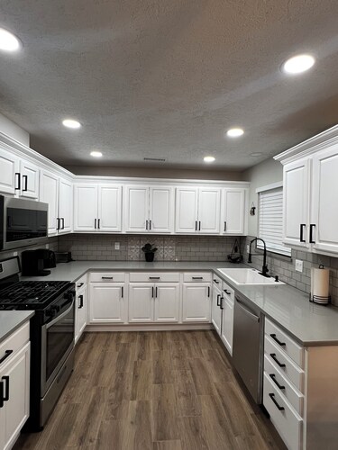 Cozy, Remodeled Home by Tramway, Park-Side, Huge Yard, Near I-40