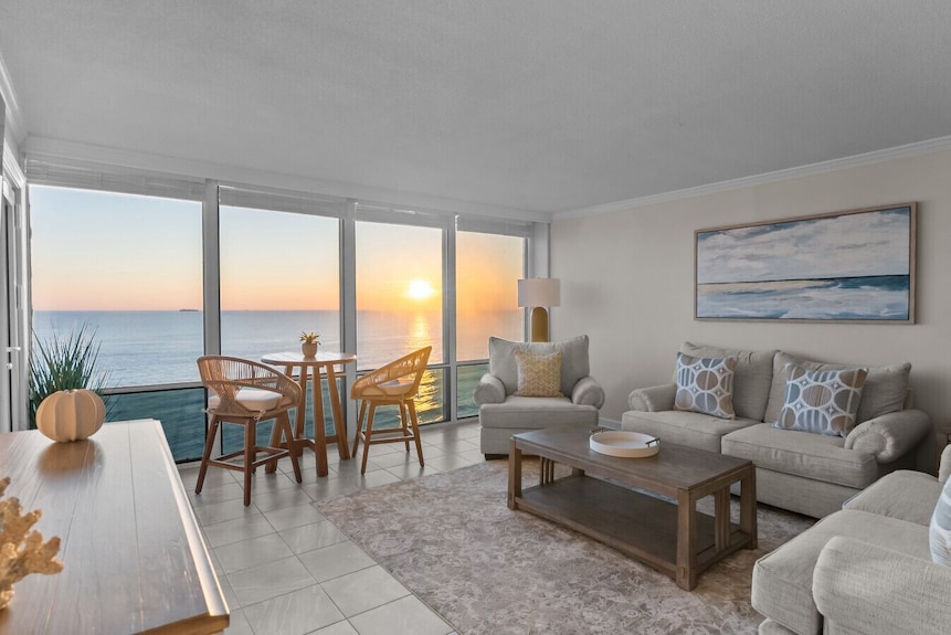 New / Beachfront Condo/ Pool/ Surfing/ Fishing - Virginia Beach
