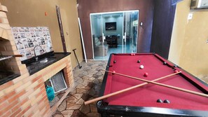 Games room - 3-Bedroom House with Garage and BBQ Area (Casimiro de Abreu)