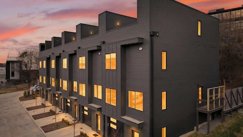 The Great Gatsby by Avantstay Hot Tub + Private Rooftop + Speakeasy Lounge + Firepit