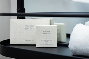 Shower, free toiletries, hair dryer, towels - Salt Ranch Hotel (Nashville)