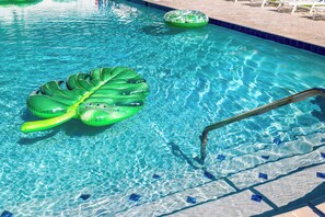 Utomhuspool och uppvärmd pool